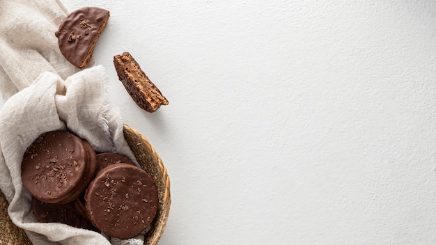 Vista dall'alto di biscotti alfajores con copia spazio