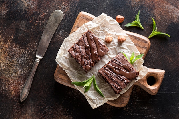 Vista dall'alto di brownies con menta e nocciole