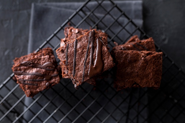 Vista dall'alto di brownies sulla griglia di raffreddamento con un panno