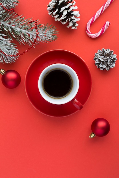 Vista dall'alto di caffè nero nella tazza rossa e composizione in Natale