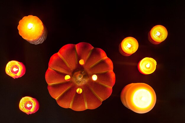 Vista dall'alto di candele accese per l'illuminazione di Halloween composizione accogliente autunnale per l'atmosfera domestica Zucca
