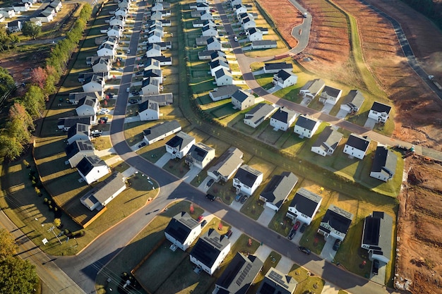 Vista dall'alto di case residenziali densamente costruite in costruzione nella zona residenziale della Carolina del Sud Case da sogno americane come esempio di sviluppo immobiliare nella periferia degli Stati Uniti