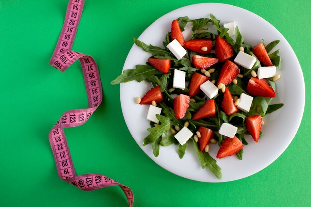 Vista dall'alto di centimetro rosa e insalata vegetariana