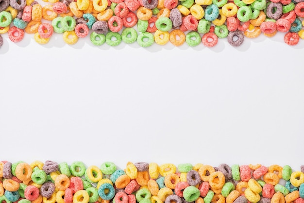 Vista dall'alto di cereali per la colazione multicolore luminosi su sfondo bianco