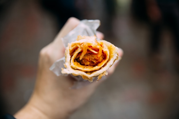 Vista dall&#39;alto di Chicken Kati Roll. È un kebab arrostito con uno spiedino avvolto in un pane di paratha.