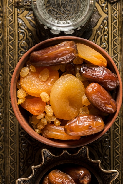 Vista dall&#39;alto di cibo arabo per il Ramadan