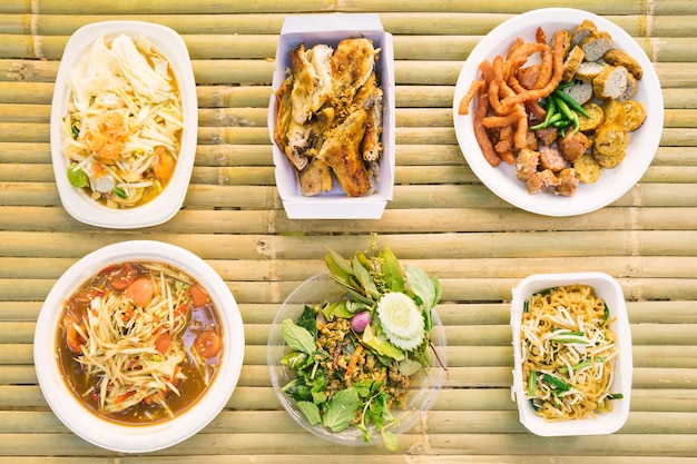 Vista dall&#39;alto di cibo tailandese locale sul tavolo di legno.