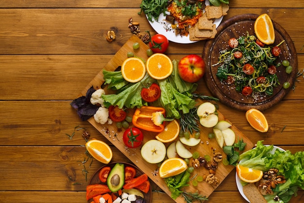 Vista dall'alto di cibo vegano e vegetariano, piatto, copia spazio. Frutta e verdura su legno