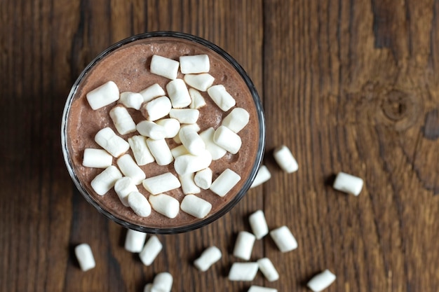 Vista dall'alto di cioccolata calda, frullato o cocktail cosparso di marshmallow