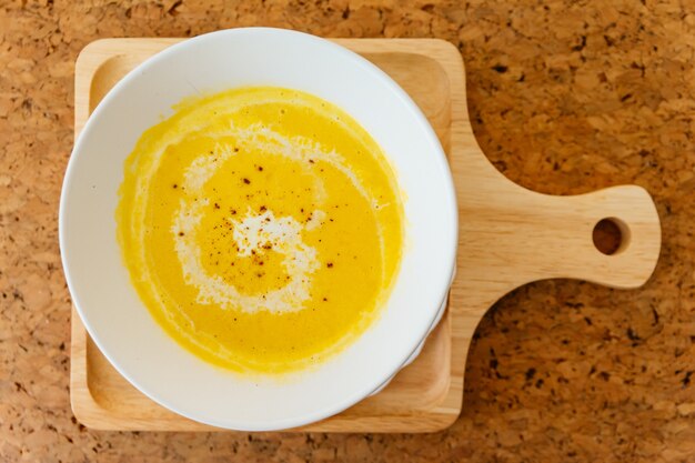 Vista dall&#39;alto di classica zuppa di zucca passato con latte