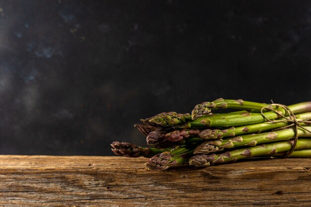 Vista dall'alto di close up sugli asparagi freschi