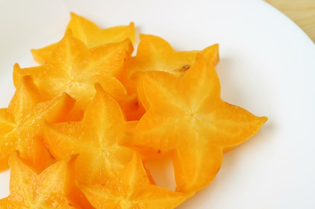 Vista dall&#39;alto di colore arancione giallo fresco maturo Star Fruit affettato in molti pezzi serviti