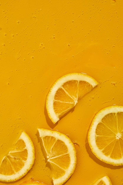 Vista dall'alto di cosmetici biologici con succo di limone a fette fresche e siero di gel