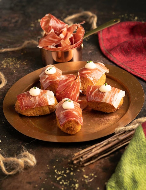 Vista dall'alto di crocchette con prosciutto, kimchi e maionese di cilantro