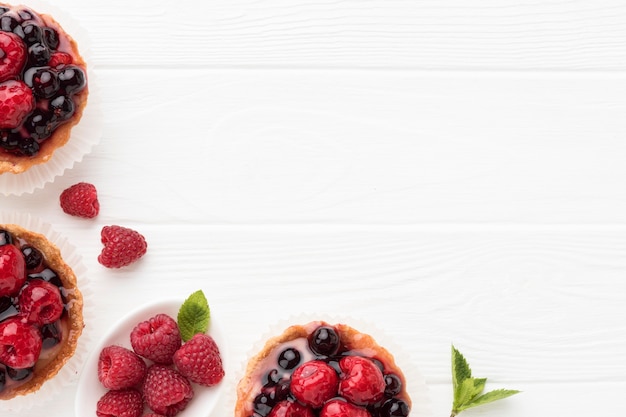 Vista dall'alto di crostate di frutta con copia spazio