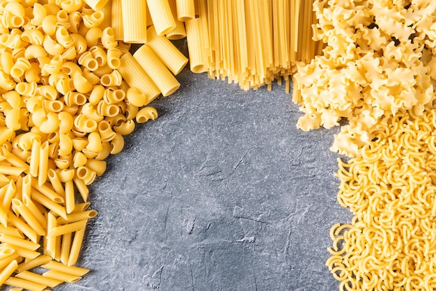 Vista dall'alto di diversi tipi di pasta con spazio per la copia.