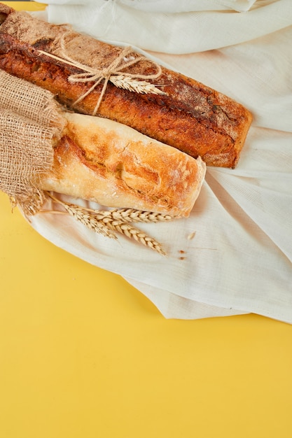 vista dall'alto di due pane baguette concetto di pane fatto in casa, piccola panetteria, cibo locale,