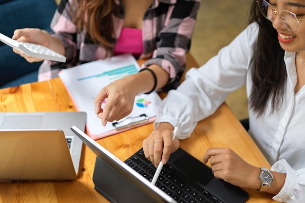 Vista dall'alto di due studentesse che hanno conversazioni divertenti e brainstorming