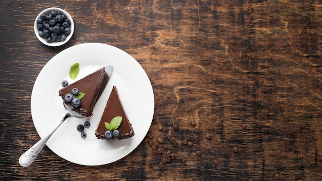 Vista dall'alto di fette di torta al cioccolato sul piatto con lo spazio della copia