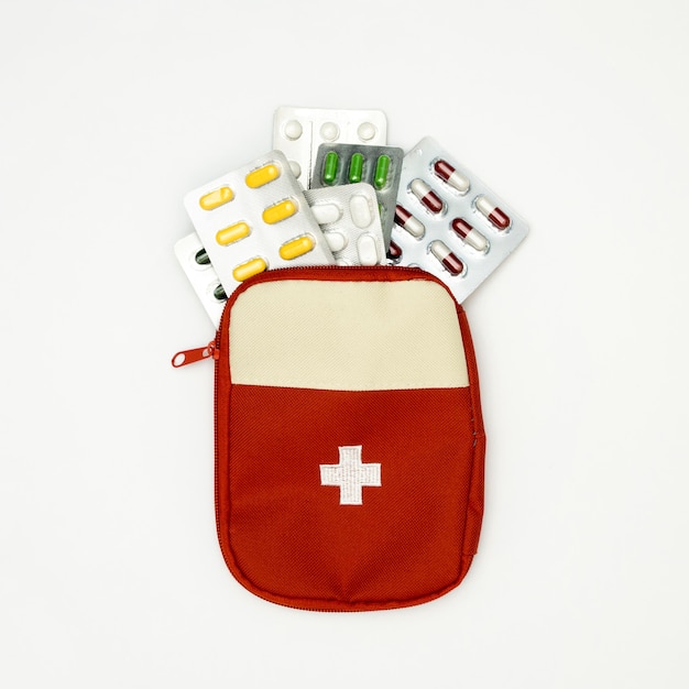Vista dall'alto di fogli di pillola con kit di pronto soccorso