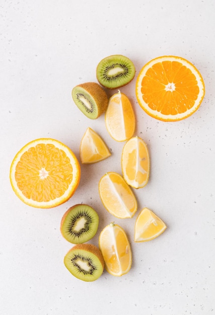 Vista dall'alto di frutta affettata Mangiare sano Spazio di copia