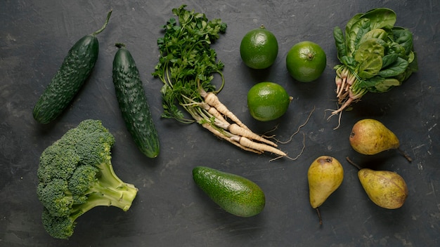 Vista dall'alto di frutta e verdura verde