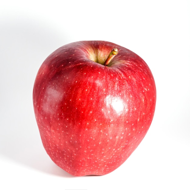 Vista dall'alto di frutta fresca mela rossa matura isolata su uno sfondo bianco