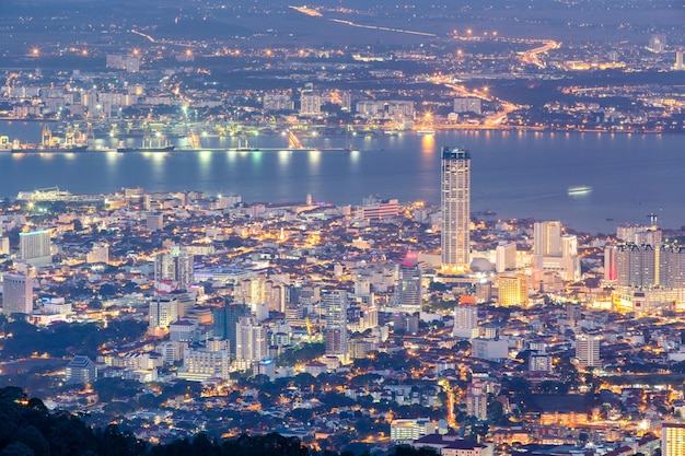 Vista dall&#39;alto di Georgetown, capitale dell&#39;isola di Penang, in Malesia dalla cima della collina di Penang.