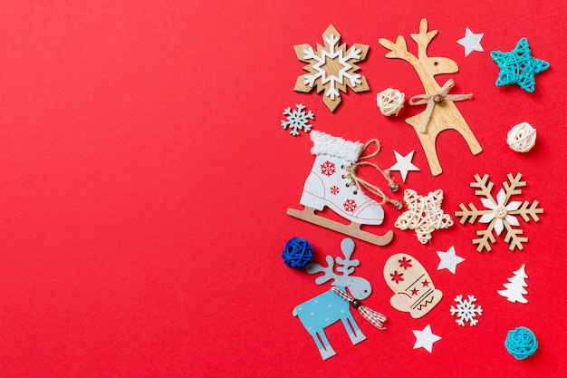 Vista dall'alto di giocattoli e decorazioni natalizie su sfondo rosso di Natale. Concetto di tempo di Capodanno con spazio di copia.