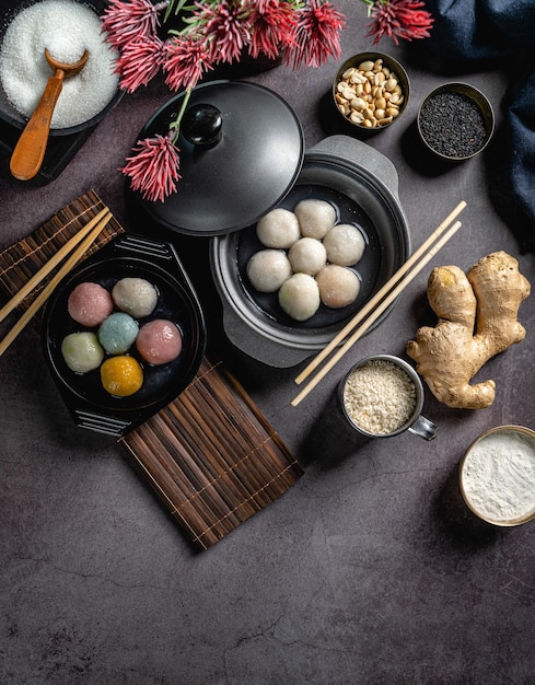 Vista dall'alto di grandi palline di gnocchi di riso glutinoso tangyuan yuanxiao per il cibo del festival del capodanno lunare