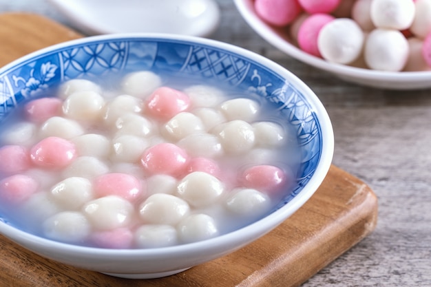 Vista dall'alto di grandi polpette di riso tangyuan in una ciotola