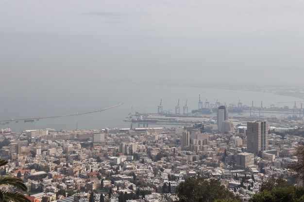 Vista dall'alto di Haifa e del porto turistico