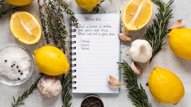 Vista dall'alto di ingredienti alimentari con limoni e aglio