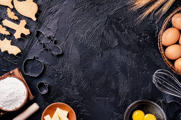 Vista dall'alto di ingredienti per biscotti, concetto di preparare dolci di Halloween