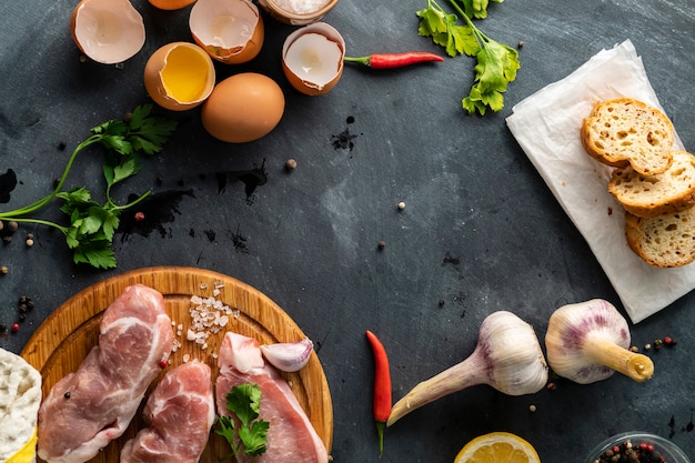 Vista dall&#39;alto di ingredienti per cucinare pasto tradizionale del Sud Africa Bobotie su un tagliere di legno