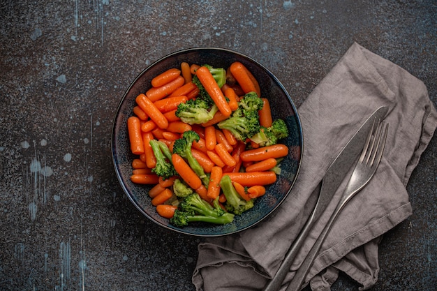 Vista dall'alto di insalata di verdure dietetiche al vapore