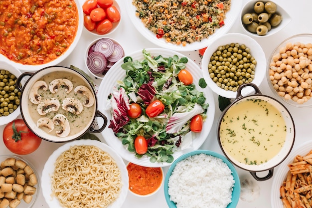 Vista dall'alto di insalata e zuppe con olive