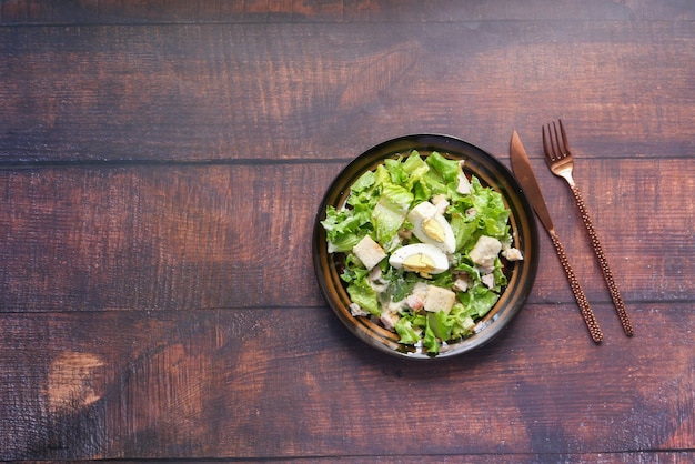 vista dall'alto di insalata greca in un piatto sul tavolo.