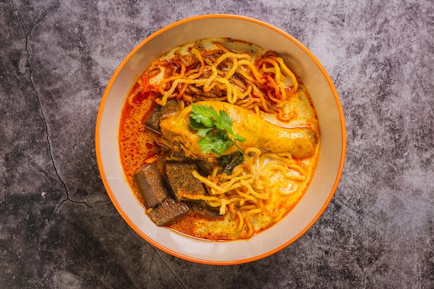 Vista dall'alto di Khao Soi Kai Delizioso cibo della Thailandia settentrionale