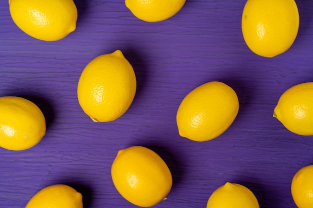 Vista dall'alto di limone sul tavolo di legno viola