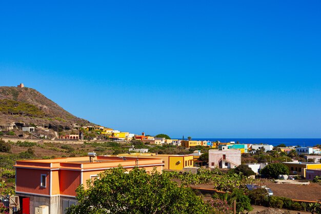 Vista dall'alto di Linosa nella stagione estiva. È una delle Isole Pelagie nel Canale di Sicilia del Mar Mediterraneo