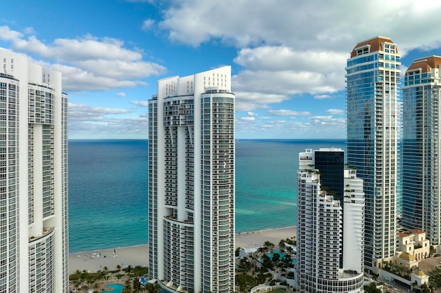 Vista dall'alto di lussuosi alberghi e condomini di lusso sulla costa dell'Oceano Atlantico nella città di Sunny Isles Beach Infrastruttura turistica americana nel sud della Florida