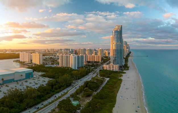 Vista dall'alto di lussuosi hotel e condomini sulla costa dell'Oceano Atlantico nella città di Sunny Isles Beach la sera Infrastrutture turistiche americane nel sud della Florida