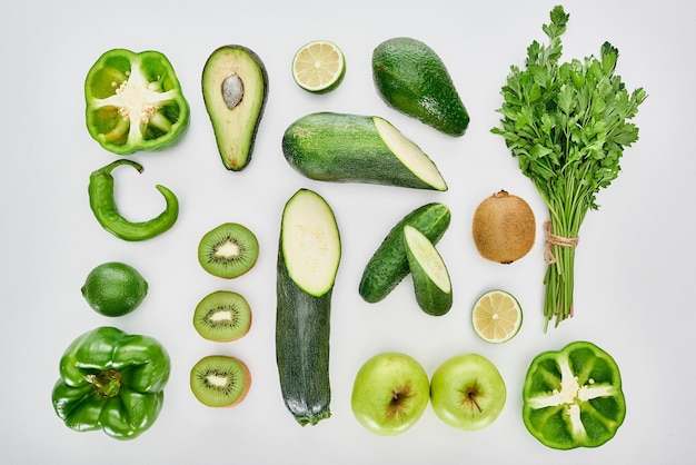 Vista dall'alto di mele avocado cetrioli lime peperoni kiwi verde e zucchine