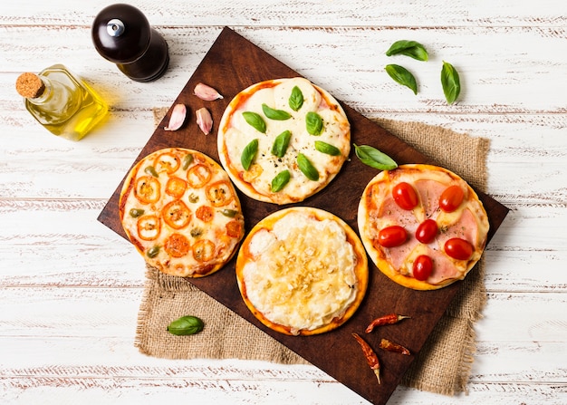 Vista dall'alto di mini pizza sul vassoio di legno