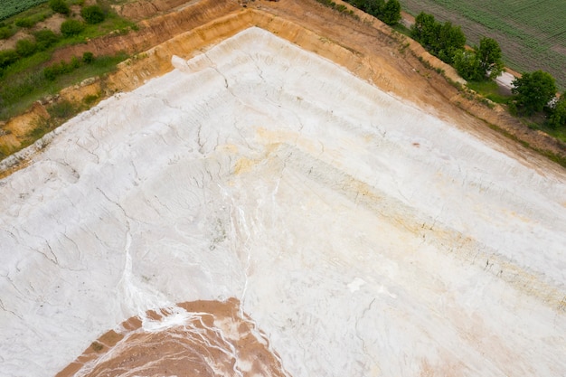 vista dall'alto di miniere di gesso a cielo aperto riprese con drone