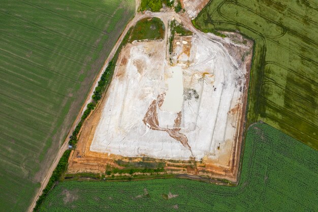 vista dall'alto di miniere di gesso a cielo aperto riprese con drone