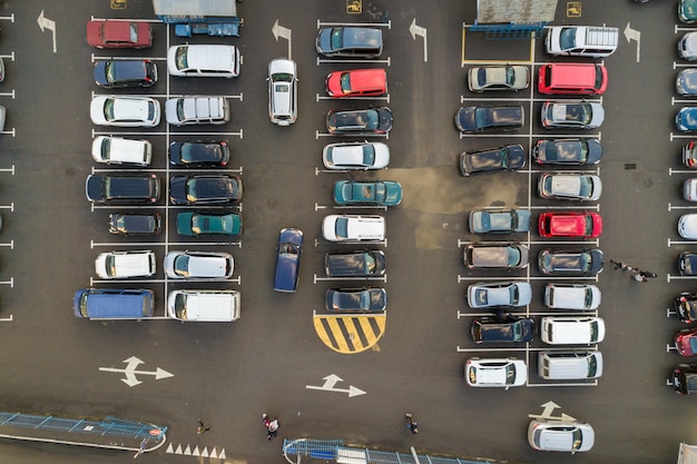 Vista dall'alto di molte auto parcheggiate in un parcheggio.