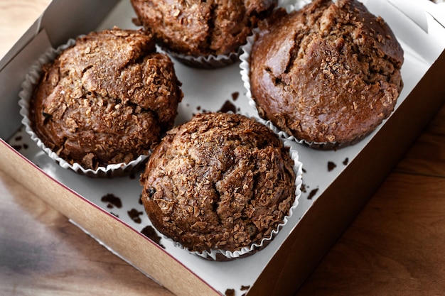 Vista dall'alto di muffin al cioccolato appena sfornato in una scatola di carta