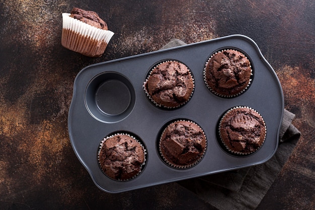 Vista dall'alto di muffin al cioccolato nel vassoio con un panno